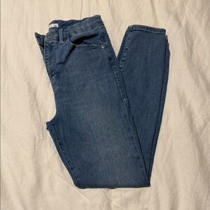 Good American Soft Tech Classic Skinny Jeans
SIZE 8